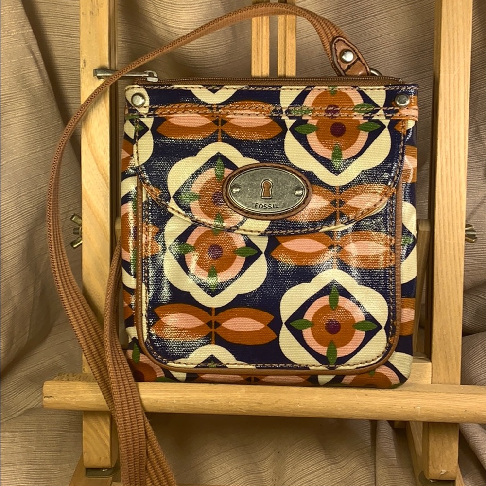 Fossil crossbody flower pattern/leather great bag!